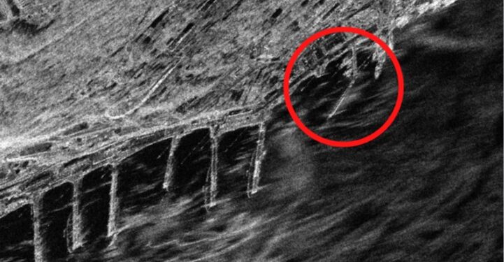 Imagen satelital de una base rusa dañada.