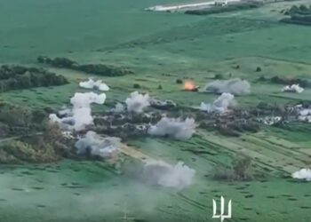 Vista aérea de las explosiones en un campo.