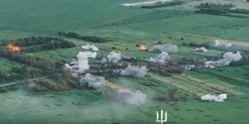 Vista aérea de las explosiones en un campo.