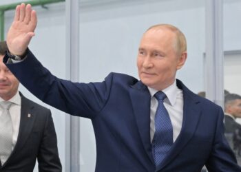 Vladimir Putin saludando.