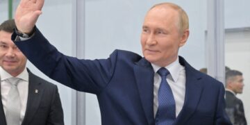 Vladimir Putin saludando.