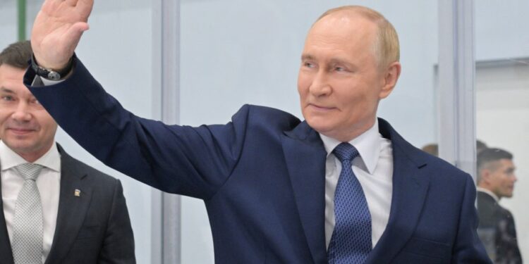 Vladimir Putin saludando.