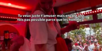 La falda de una mujer es levantada por un hombre.