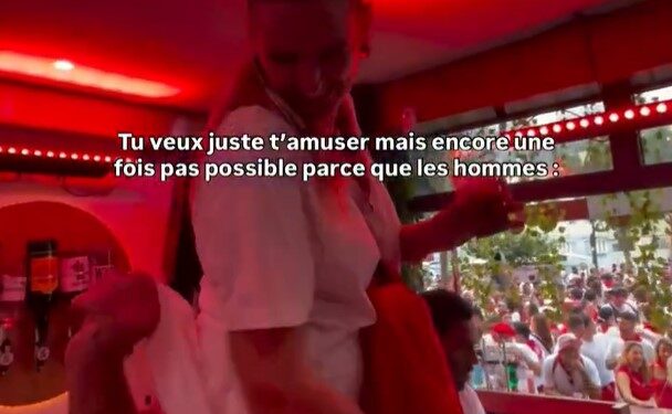 La falda de una mujer es levantada por un hombre.