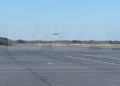 Ayuntamiento de avión en una pista.