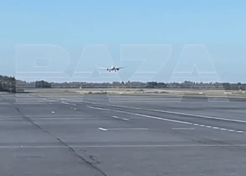 Ayuntamiento de avión en una pista.