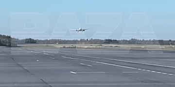 Ayuntamiento de avión en una pista.