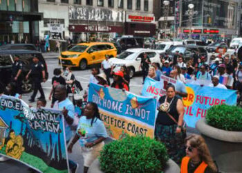 Los residentes de la costa del Golfo protestan con el apoyo del gigante de los seguros de Chubb para metano/GNL el 26 de junio de 2024 en la ciudad de Nueva York.