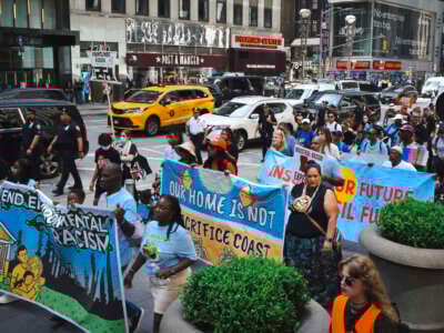 Los residentes de la costa del Golfo protestan con el apoyo del gigante de los seguros de Chubb para metano/GNL el 26 de junio de 2024 en la ciudad de Nueva York.