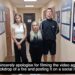 Tres adultos jóvenes de pie en un pasillo de la estación de policía disculpándose por filmar un video.