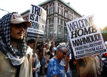 Los partidarios del ex estudiante de la Universidad de Columbia y líder de protesta palestina Mahmoud Khalil tienen señales mientras asiste a una protesta en las afueras de la Universidad de Columbia en la ciudad de Nueva York, el 22 de junio de 2025.