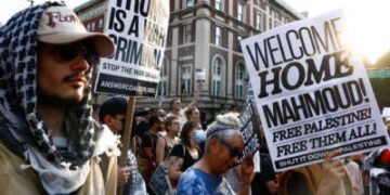 Los partidarios del ex estudiante de la Universidad de Columbia y líder de protesta palestina Mahmoud Khalil tienen señales mientras asiste a una protesta en las afueras de la Universidad de Columbia en la ciudad de Nueva York, el 22 de junio de 2025.