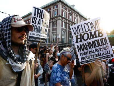 Los partidarios del ex estudiante de la Universidad de Columbia y líder de protesta palestina Mahmoud Khalil tienen señales mientras asiste a una protesta en las afueras de la Universidad de Columbia en la ciudad de Nueva York, el 22 de junio de 2025.