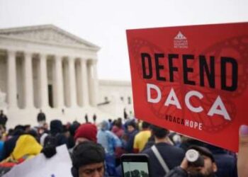 Los activistas de los derechos de inmigración participan en una manifestación frente a la Corte Suprema de los Estados Unidos en Washington, DC, el 12 de noviembre de 2019.