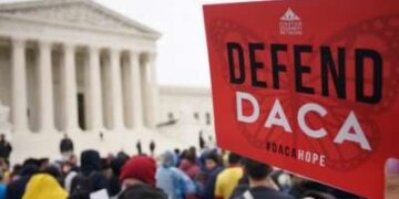 Los activistas de los derechos de inmigración participan en una manifestación frente a la Corte Suprema de los Estados Unidos en Washington, DC, el 12 de noviembre de 2019.
