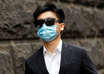 El cirujano Ryan Cho sale de la Corte Suprema de Victoria.