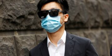 El cirujano Ryan Cho sale de la Corte Suprema de Victoria.