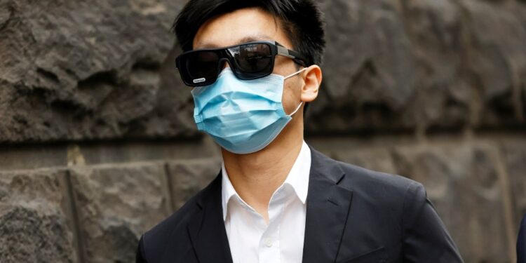 El cirujano Ryan Cho sale de la Corte Suprema de Victoria.