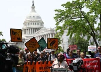 Los manifestantes se reúnen para demostrar antes de una conferencia de prensa para llamar a los senadores republicanos a votar en contra del paquete de presupuesto y políticas aprobados por los republicanos de la Cámara de Representantes, también conocido como el "Un gran acto de billete hermoso," en Capitol Hill en Washington, DC, el 3 de junio de 2025.