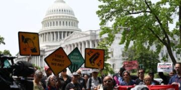 Los manifestantes se reúnen para demostrar antes de una conferencia de prensa para llamar a los senadores republicanos a votar en contra del paquete de presupuesto y políticas aprobados por los republicanos de la Cámara de Representantes, también conocido como el "Un gran acto de billete hermoso," en Capitol Hill en Washington, DC, el 3 de junio de 2025.