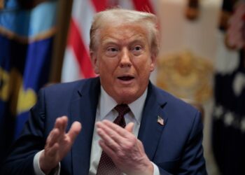 El presidente Donald Trump hablando en una reunión del gabinete.