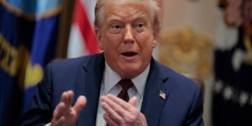 El presidente Donald Trump hablando en una reunión del gabinete.