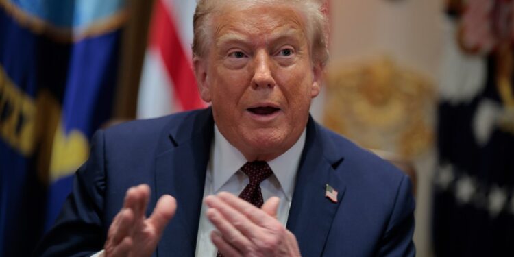 El presidente Donald Trump hablando en una reunión del gabinete.