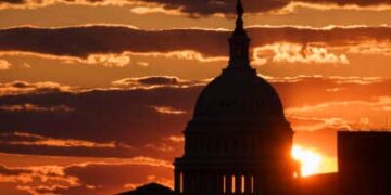 The Sun se pone detrás del edificio del Capitolio de los Estados Unidos el 24 de mayo de 2025 en Washington, DC