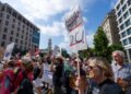 Los manifestantes participan en la conferencia de prensa y un rally gratuito de DC cerca de la Casa Blanca en Washington el 11 de agosto de 2025.