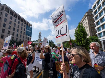 Los manifestantes participan en la conferencia de prensa y un rally gratuito de DC cerca de la Casa Blanca en Washington el 11 de agosto de 2025.
