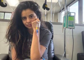 Michelle documenta su viaje de tratamiento con una selfie durante una sesión de quimioterapia de 3 horas en octubre de 2024.