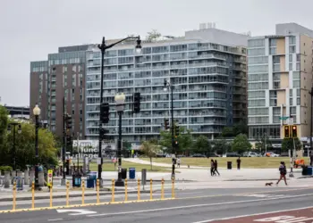 La gente camina en Washington el 19 de agosto de 2025. (Madalina Kilroy/The Epoch Times)