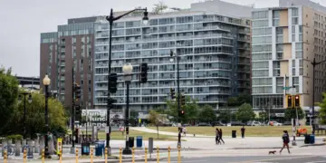 La gente camina en Washington el 19 de agosto de 2025. (Madalina Kilroy/The Epoch Times)
