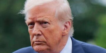 El presidente Donald Trump habla con los medios de comunicación cuando sale de la Casa Blanca el 15 de julio de 2025 en Washington, DC