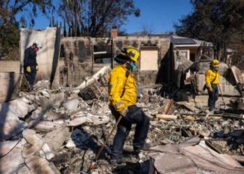 FEMA Urban Search and Rescue Work con los bomberos del condado de LA en Altadena el 12 de enero de 2025.