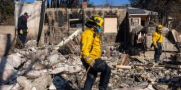 FEMA Urban Search and Rescue Work con los bomberos del condado de LA en Altadena el 12 de enero de 2025.