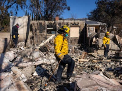 FEMA Urban Search and Rescue Work con los bomberos del condado de LA en Altadena el 12 de enero de 2025.