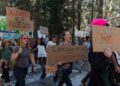 La gente demuestra durante una protesta contra los despidos federales de los empleados en el Parque Nacional Yosemite, California, el 1 de marzo de 2025.