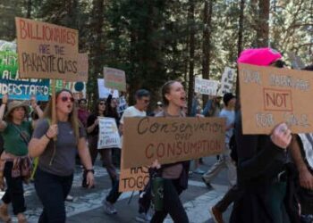 La gente demuestra durante una protesta contra los despidos federales de los empleados en el Parque Nacional Yosemite, California, el 1 de marzo de 2025.