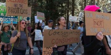 La gente demuestra durante una protesta contra los despidos federales de los empleados en el Parque Nacional Yosemite, California, el 1 de marzo de 2025.