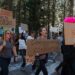 La gente demuestra durante una protesta contra los despidos federales de los empleados en el Parque Nacional Yosemite, California, el 1 de marzo de 2025.