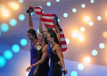 Los atletas del equipo de los Estados Unidos celebran después de ganar la medalla de oro en la final de relevos combinados de 4x100 metros femeninos en el Campeonato Mundial de Aquatics en Singapur el 3 de agosto de 2025. (Ng Han Guan/AP Photo)