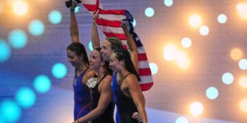 Los atletas del equipo de los Estados Unidos celebran después de ganar la medalla de oro en la final de relevos combinados de 4x100 metros femeninos en el Campeonato Mundial de Aquatics en Singapur el 3 de agosto de 2025. (Ng Han Guan/AP Photo)