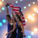 Los atletas del equipo de los Estados Unidos celebran después de ganar la medalla de oro en la final de relevos combinados de 4x100 metros femeninos en el Campeonato Mundial de Aquatics en Singapur el 3 de agosto de 2025. (Ng Han Guan/AP Photo)
