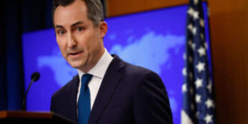 El portavoz del Departamento de Estado, Matthew Miller, habla en el Departamento de Estado el 1 de octubre de 2024 en Washington, DC