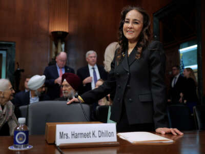 Harmet Dhillon, candidato del presidente Donald Trump para el Fiscal General Asistente de Derechos Civiles, se prepara para su audiencia de confirmación ante el Comité Judicial del Senado en el Edificio de la Oficina del Senado de Dirksen en Capitol Hill el 26 de febrero de 2025, en Washington, DC.