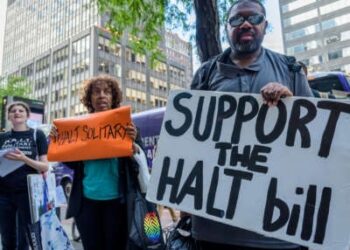 Los sobrevivientes de confinamiento solitario, legisladores del estado de Nueva York, familiares de personas en solitarios y otros defensores se encuentran fuera de la oficina del gobernador Andrew Cuomo en Manhattan el 2 de octubre de 2019, para pedir la aprobación de las alternativas humanas a la Ley de confinamiento solitario a largo plazo (alto).