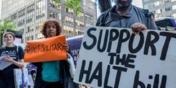 Los sobrevivientes de confinamiento solitario, legisladores del estado de Nueva York, familiares de personas en solitarios y otros defensores se encuentran fuera de la oficina del gobernador Andrew Cuomo en Manhattan el 2 de octubre de 2019, para pedir la aprobación de las alternativas humanas a la Ley de confinamiento solitario a largo plazo (alto).