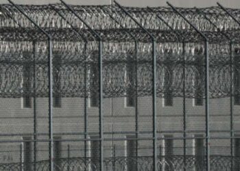 La esgrima de seguridad rodea el Centro de Procesamiento de Inmigración de la Ciudad de California de Corecivic, Inc., en el desierto del condado de Kern, antes de la reapertura de las instalaciones como un centro de detención federal de inmigrantes.