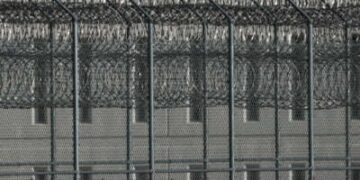 La esgrima de seguridad rodea el Centro de Procesamiento de Inmigración de la Ciudad de California de Corecivic, Inc., en el desierto del condado de Kern, antes de la reapertura de las instalaciones como un centro de detención federal de inmigrantes.